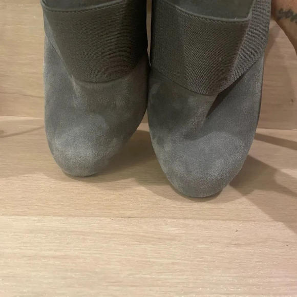 - GIANNI BINI GREY SUEDE HEELED BOOTIE SIZE 7.5 - Picture 5 of 14